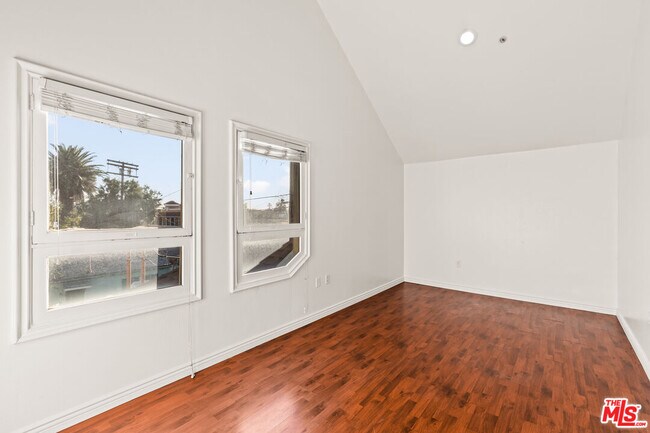 Building Photo - 2667 Menlo Ave