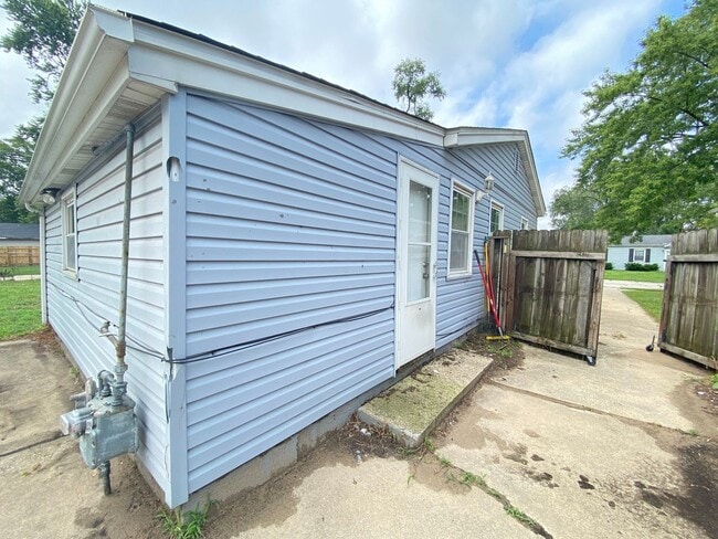 Building Photo - 3 Bedroom Home With Central Air
