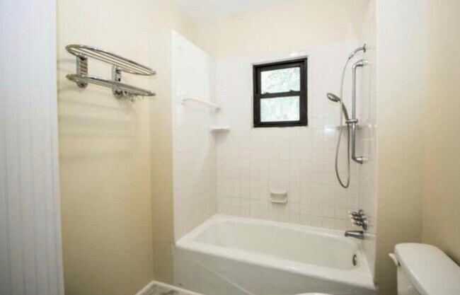 Building Photo - 235 Maple St