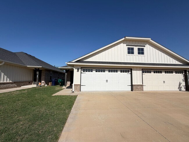 Building Photo - Great 3 Bedroom 2 Bath Duplex Near Tinker AFB