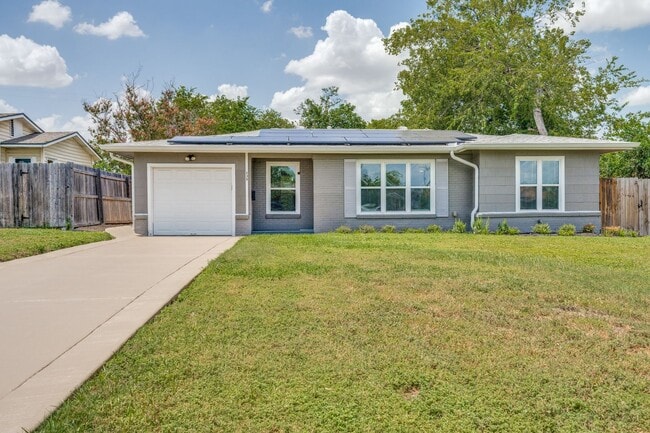 Building Photo - Charming 2-Bedroom Home with Updated Kitch...
