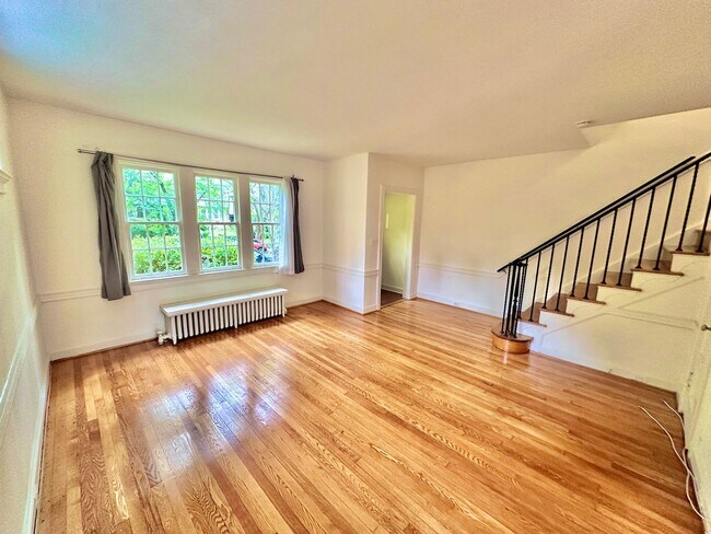 Building Photo - Spacious 6 bedroom 3.5 bath Tudor Townhouse w/Deck close to Georgetown University & Hospital