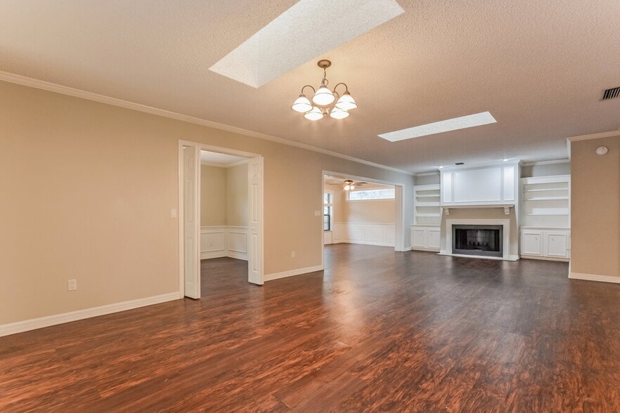 Building Photo - 1546 Lake Marion Dr