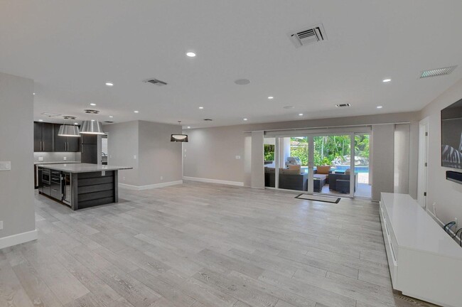 Building Photo - 88 SW 10th Dr