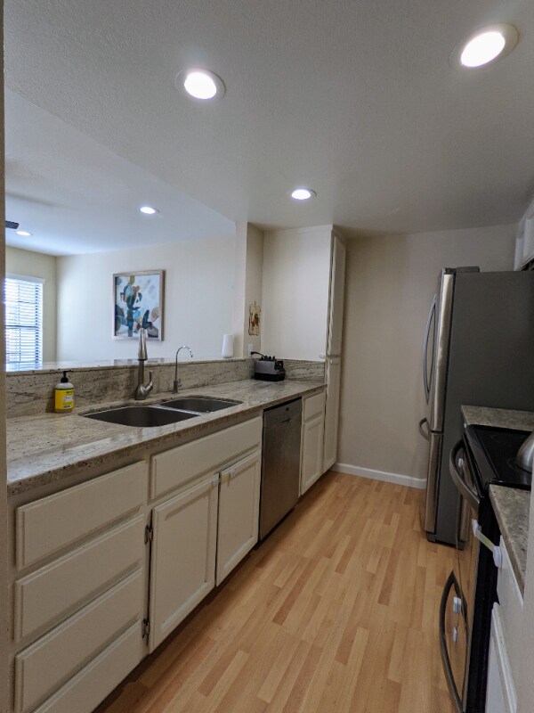 Building Photo - 328 W Sunnyoaks Ave