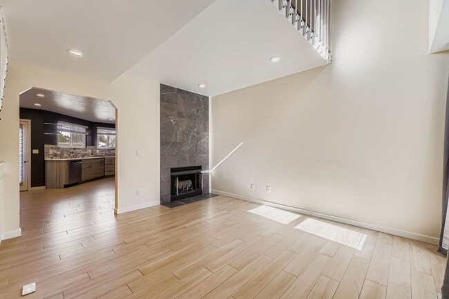 Building Photo - COME TOUR THIS BEAUTIFUL TOWNHOME. AVAILABLE NOW!