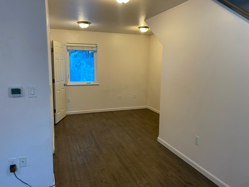 Building Photo - 305 Sarah St