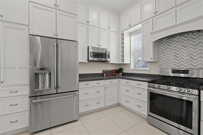 Building Photo - 912 NE 17th Way