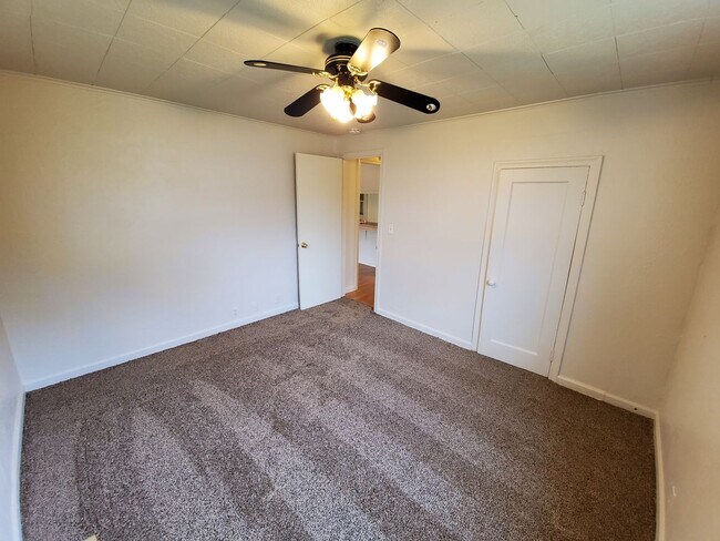 Building Photo - 3 Bed 2 Bath Home w/ storage shed