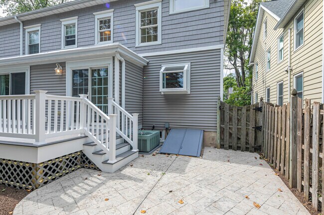 Building Photo - 35 Maple St