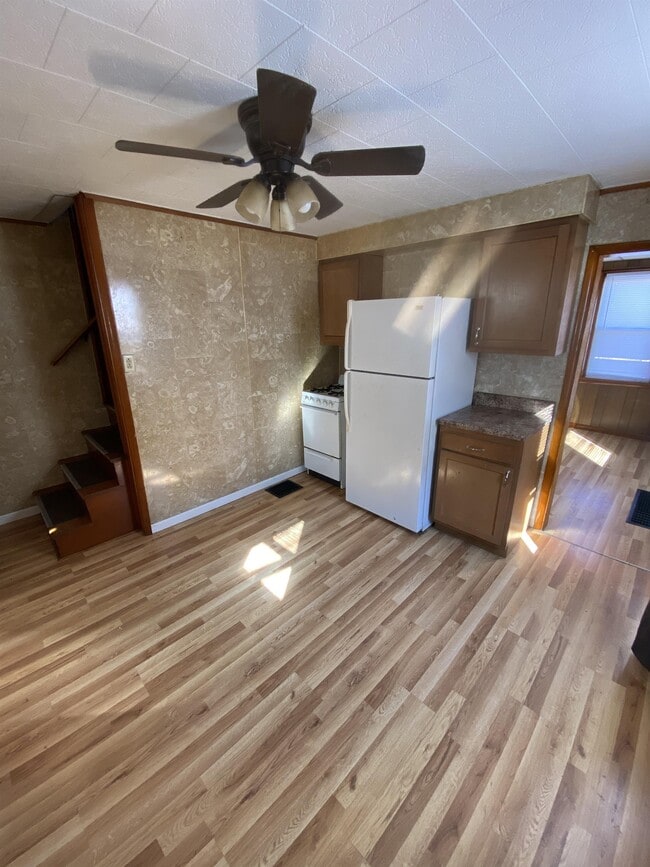 Building Photo - 908 Fallowfield Ave