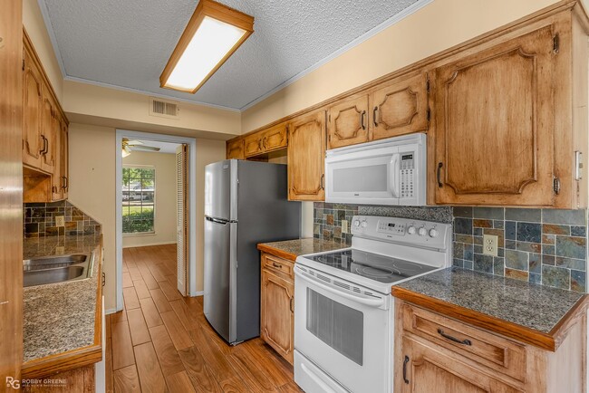 Building Photo - Beautiful Townhouse in South Shreveport