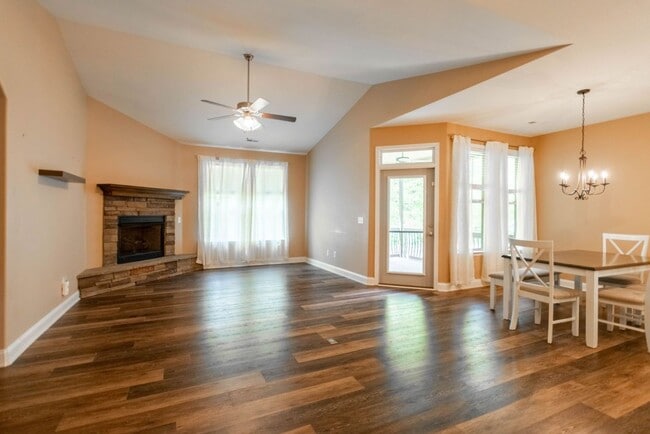 Building Photo - Fantastic Location & Price