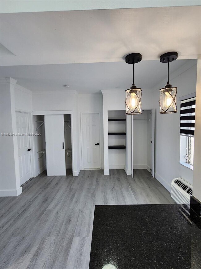 Building Photo - 2101 Normandy Dr