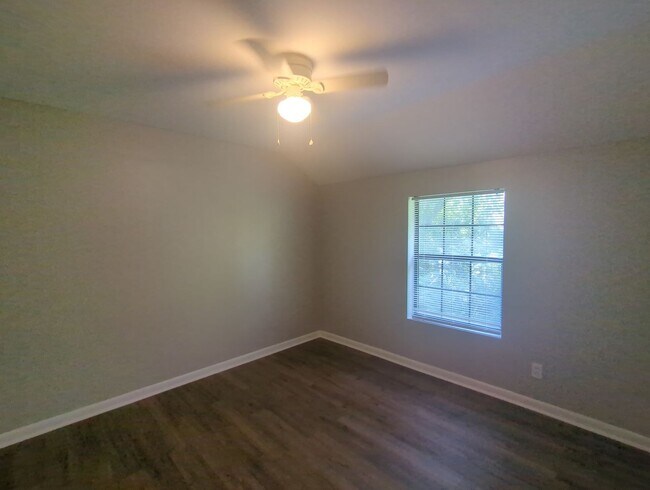 Building Photo - 405 Red Oak Dr