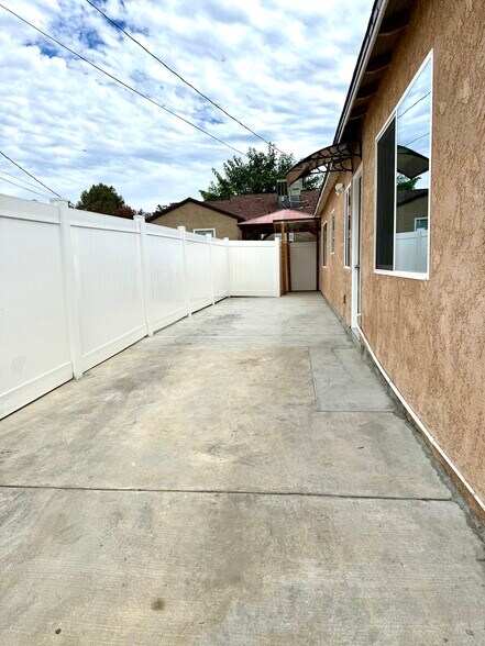 Primary Photo - 6515 White Oak Ave