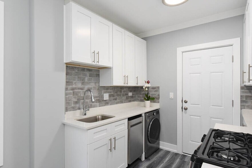 Building Photo - 3821 N Greenview Ave