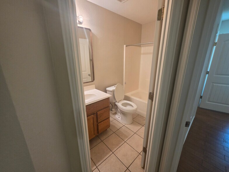 Building Photo - Room in Duplex on Arbor Ave