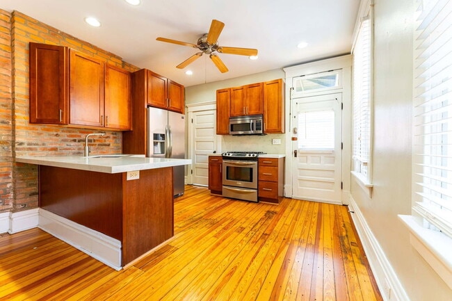 Building Photo - 557 S 6th St