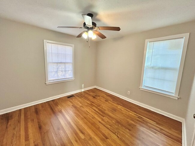 Building Photo - MOVE IN READY TWO BEDROOM ONE BATH - GREAT...