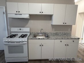 Building Photo - 663 Middle St