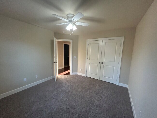 Building Photo - 3-BEDROOM, 2.5-BATH TOWNHOUSE AVAILABLE IN COOPER SQUARE