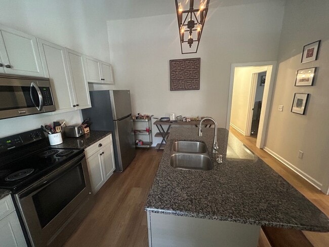 Building Photo - 827 Silver St