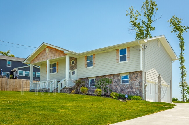 Building Photo - 8128 Fallen Maple Dr