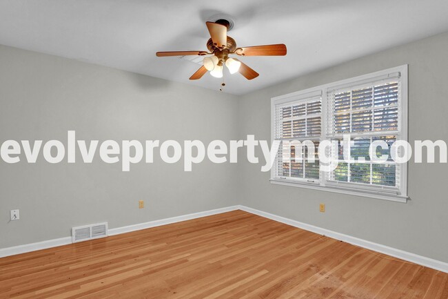 Building Photo - PRIME LOCATION WITH SPACIOUS LIVING!