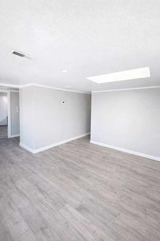 Building Photo - 2045 W 12th St