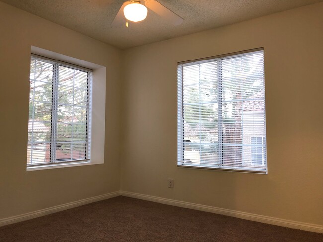 Building Photo - MOVE IN READY! 3 BEDROOM, 2 BATH CONDO IN ...