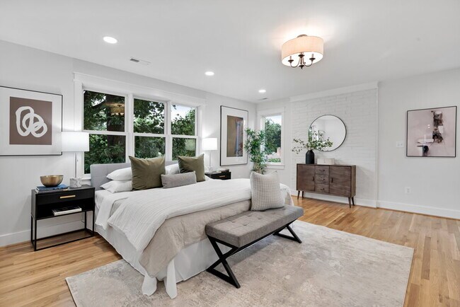 Building Photo - "Luxurious 6-Bed, 6-Bath Arlington Retreat...