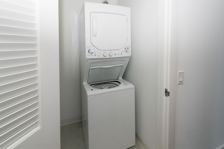 Building Photo - 1044 46th Rd