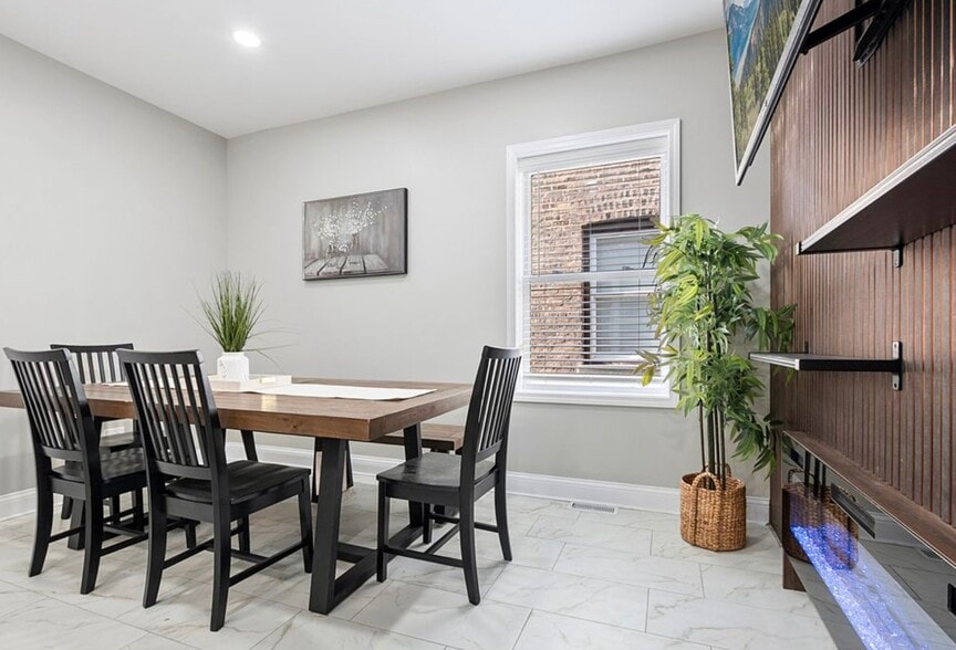 Building Photo - 1809 W Armitage Ave