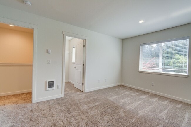 Building Photo - 3 Bedroom/2 Bath townhouse in Kettlecove community