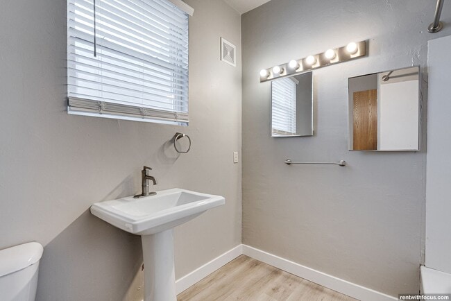 Building Photo - 618 N Ashland Ave