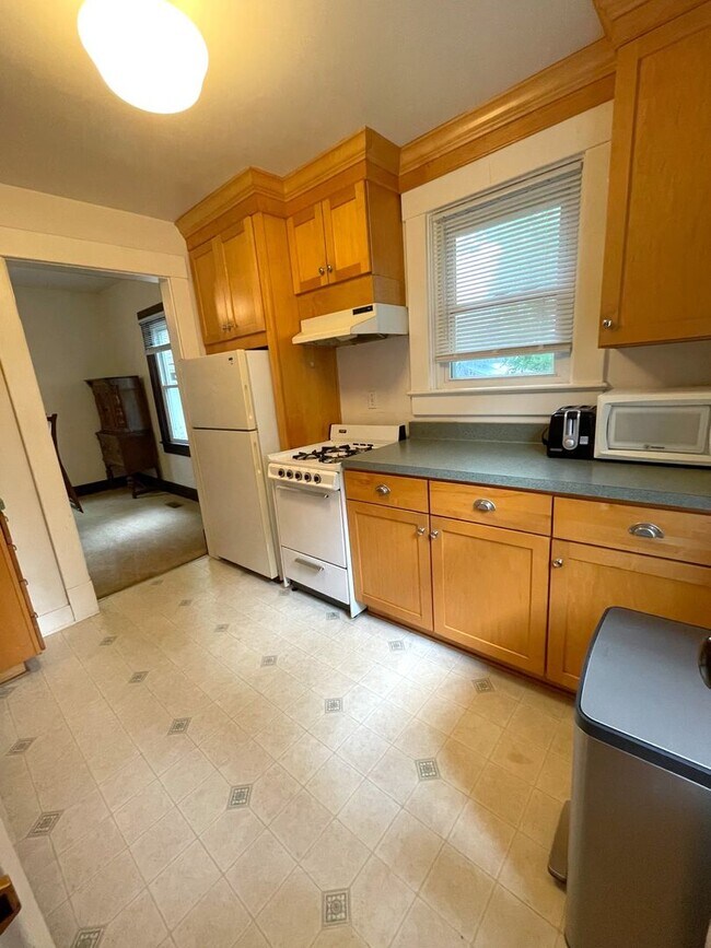 Building Photo - 117 E Davis Ave