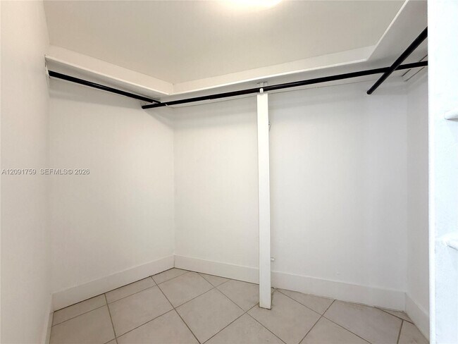 Building Photo - 3475 N Country Club Dr