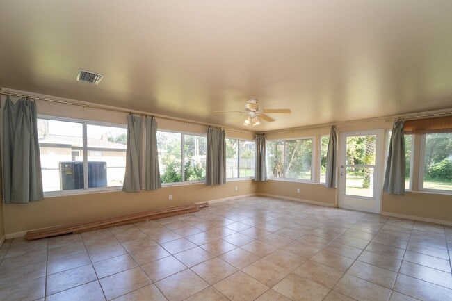 Building Photo - Davis Shore 4/2 Single Family Home