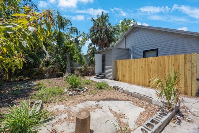 Building Photo - Cute 3bdrm/1bath House ** Section 8 OK ** ...