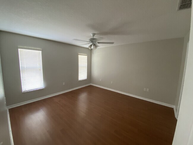 Building Photo - South Lakeland Home!