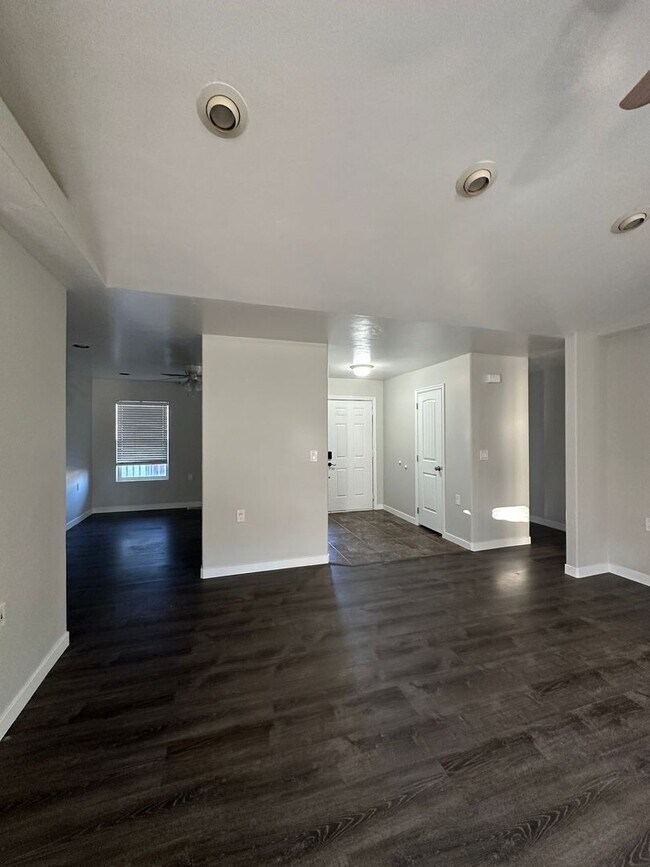 Building Photo - Charming home