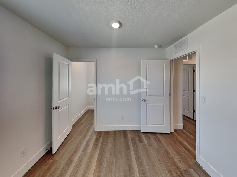 Building Photo - 5823 Vaes Dothrak St