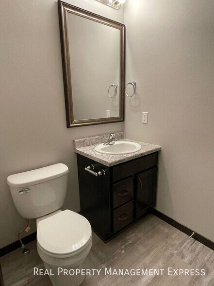 Building Photo - 3 Bed 2.5 Bath Townhome in West Sioux Falls