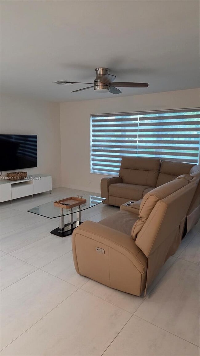 Building Photo - 1001 SE 14th Dr