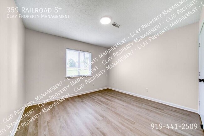 Building Photo - 359 Railroad St