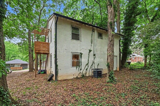 Building Photo - 2496 Lester St