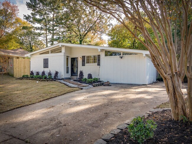 Building Photo - Beautifully Renovated 3BR/2B Home in Great Location!!