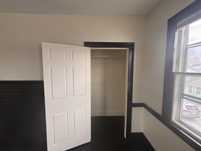 Building Photo - Spacious 2+ Bedroom in Prime Brunswick Location
