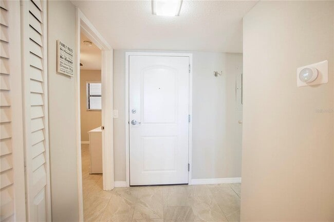 Building Photo - 7300 Sun Island Dr S